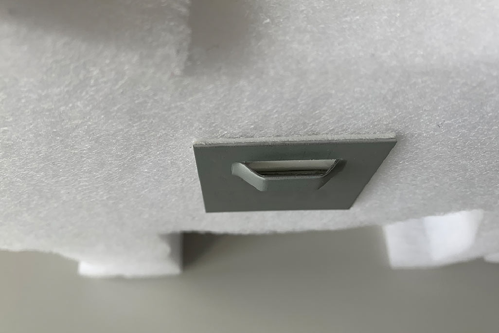 soni attache adhésive